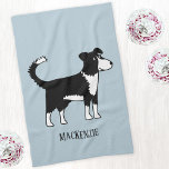 Welsh Border Collie Sheepdog Individuelle Name Geschirrtuch<br><div class="desc">Ein niedlicher Border Collie Hund auf einem weich blauen Hintergrund. Ändern oder entfernen Sie den zu anpassenden Text. Originelle Kunst von Nic Squirrell.</div>