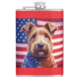 Welsh Terrier mit amerikanischer Flagge und Bandan Flachmann