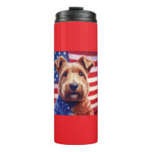 Welsh Terrier mit amerikanischer Flagge und Bandan