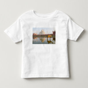 Weltberühmte Taj Mahal Tempelgrabstätte bei Kleinkind T-shirt