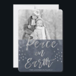 Weltfrieden Blau und Silber Foto Feiertagskarte<br><div class="desc">Weltfrieden Blue und Silver Watercolor Weihnachtsschwarz und Weiß Fotokarte. Das Bild und der Familienname können auf der indigo und silbernen Weltfrieden Watercolor Christmas Card ersetzt werden.</div>