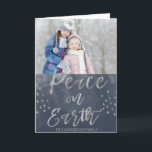 Weltfrieden Blau und Silber Foto Feiertagskarte<br><div class="desc">Weltfrieden Blue und Silver Watercolor Weihnachtsfotokarte. Das Bild und der Familienname können auf der indigo und silbernen Weltfrieden Watercolor Christmas Card ersetzt werden.</div>