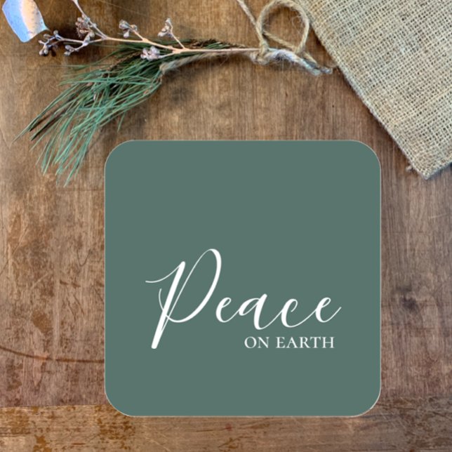 Weltfrieden | Minimalistischer Grüner Urlaub Quadratischer Aufkleber (Simple elegant Peace on Earth holiday sticker for envelopes and Christmas packages.  Pine green.)
