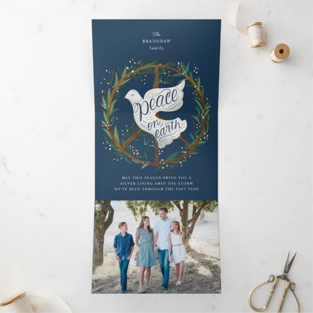 Weltfrieden-Taube auf Friedenszeichen-Kranz Dreifach Gefaltete Ankündigung (Innenseite)