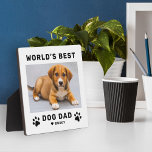 Weltleitungen Best Dog Vater White Square Custom F Fotoplatte<br><div class="desc">Dieses einfache und moderne quadratische Schild mit individuellem Foto-Schild mit dem Schild "The World's Best Dog Vater" mit dem Namen oder den Namen des Hundes (der Hunde) im modernen schwarzen Stil mit niedlichen Pfotendrucken, Herzinfarkt und Personalisierung des Hundes. Macht ein großes Vatertagsgeschenk aus Vaters Furbaby! Aufnahme und Farben können komplett...</div>