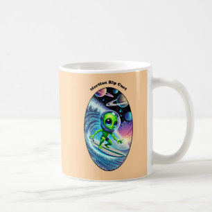 Weltraum-Alien beim Surfen auf einem Surfbrett URM Kaffeetasse