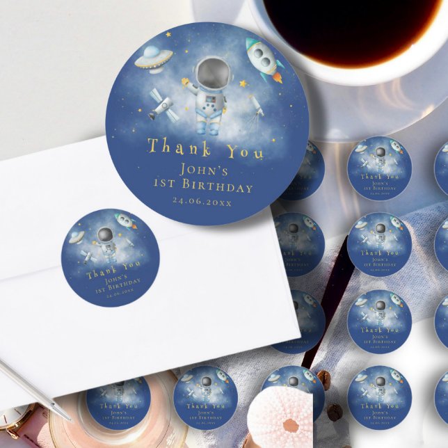Weltraum Astronauten Boy Raketen für Sterne 1. Geb Runder Aufkleber (Von Creator hochgeladen)