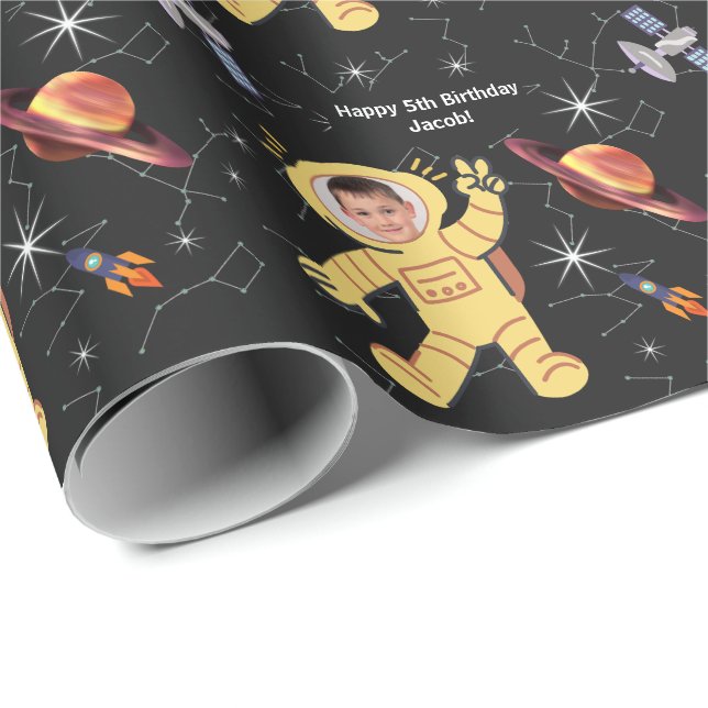 Weltraum Geburtstagsastronauten Astronautenname Ag Geschenkpapier (Rolleneckpunkt)
