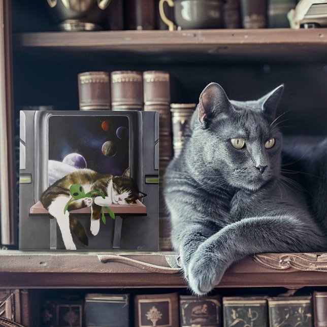 Weltraum-Tabby-Katze grüner Alien-Plüsch Sci-Fi Fliese (Von Creator hochgeladen)