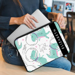 Weltraumdinosaurier, Niedliche Dinosaurier, Sterne Laptopschutzhülle<br><div class="desc">Niedliche,  lustige und bezaubernde Muster mit Dinosauriern. Modernes und trendiges Geschenk,  perfekt für den Dinosaurier-Liebhaber in Ihrem Leben. Personalisieren Sie diese durch Hinzufügen von Namen,  Spitznamen,  Monogramm oder Initialen.</div>