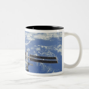 Weltraumstation-umkreisende Erde Zweifarbige Tasse