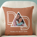 Weltweit der beste Tag für den Vater des eigenen F Kissen<br><div class="desc">Dieses Foto-Kissen der Welt bester Vater ist mit dem Wort VATER in weißer Typografie auf Terrakotta,  Rosthintergrund dekoriert. Einfach mit Ihrem Foto anpassbar. Macht ein perfektes Vatertagsgeschenk.</div>