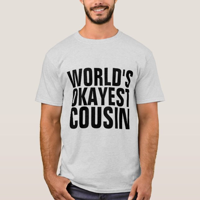 WELTWEIT OKAYEST COUSIN T - Shirt (Vorderseite)