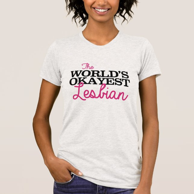 WELTWEIT OKAYEST LESBIAN T-Shirt (Vorderseite)
