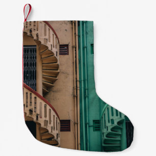 Wendeltreppe aus beigem und grünem Beton neben dem Kleiner Weihnachtsstrumpf