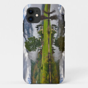 Wenig Haus im Nebel auf See iPhone 11 Hülle