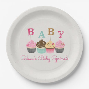 Wenig kleiner Kuchen ist es ein Mädchen, das Baby Pappteller
