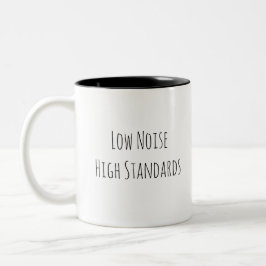 Wenig Lärm. Hohe Standards. Minimalistische Motiva Zweifarbige Tasse