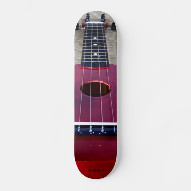 Wenig roter Ukulele Skateboard (Vorderseite)