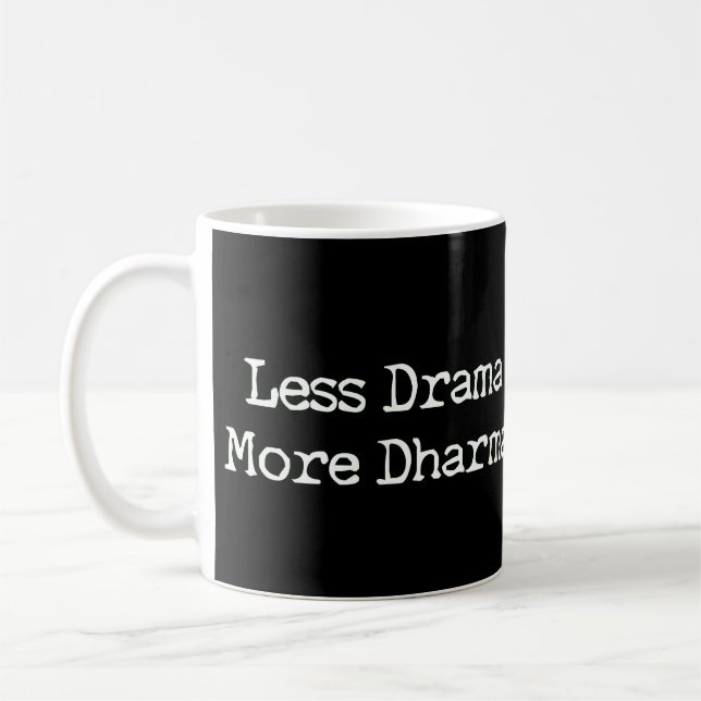 Weniger Drama mehr Dharma Tasse (Links)