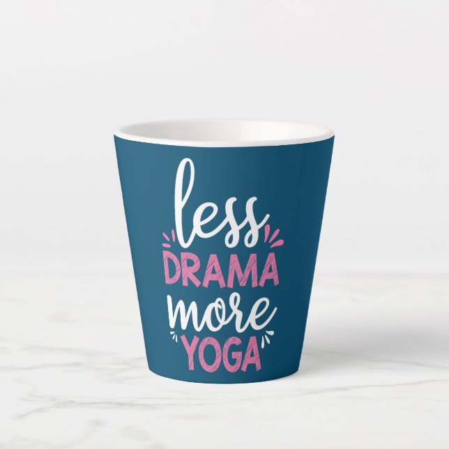 Weniger Drama Mehr Yoga Karma Redewendungen Design Milchtasse (Vorderseite)