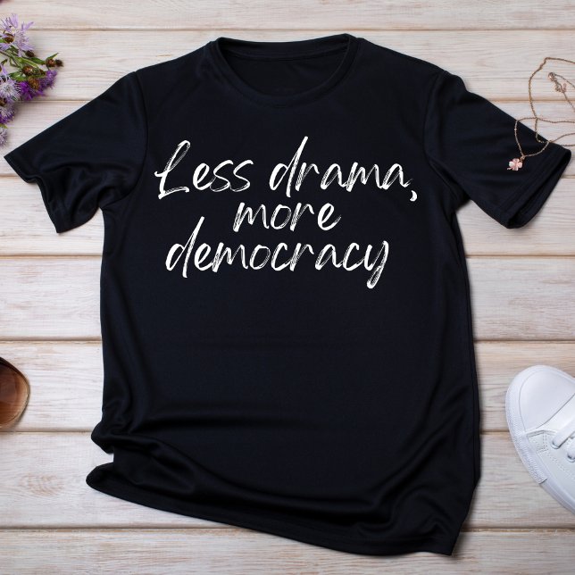 Weniger dramatische Demokratie T-Shirt (Von Creator hochgeladen)