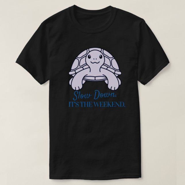 Weniger ist mehr, es ist Wochenende Minimal Schild T-Shirt (Design vorne)