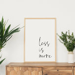 Weniger ist mehr | Minimalistisches Inspirationsan Poster<br><div class="desc">Mit dieser Weniger Kostenvoranschlag-Typografie Moderne Minimalistische Wall-Art Zuhause oder Büro besprechen Sie Ruhe und Ausgewogenheit</div>