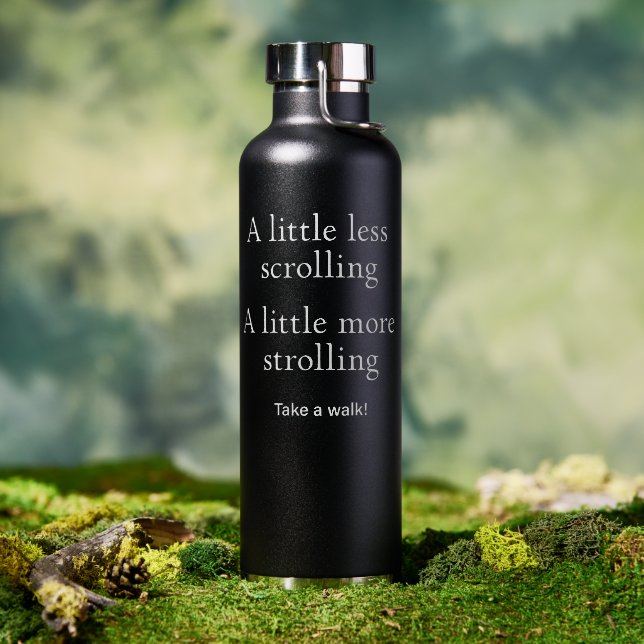 Weniger scrollen, mehr schlendern - Mach einen Spa Trinkflasche (Außenbereich (gedreht))