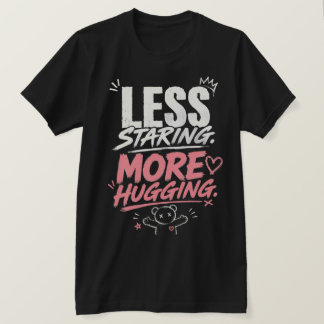 Weniger Starren Mehr Umarmen T-Shirt Liebling von