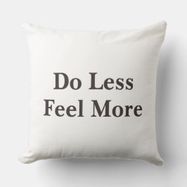 Weniger tun, mehr fühlen Minimalistischer Spruch Kissen