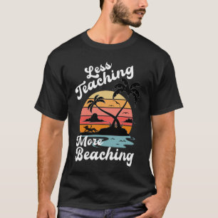 Weniger Unterricht mehr Beaching Funny Teacher Som T-Shirt