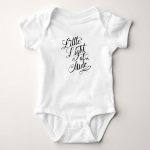 Weniges Licht meiner Typografie Baby Strampler