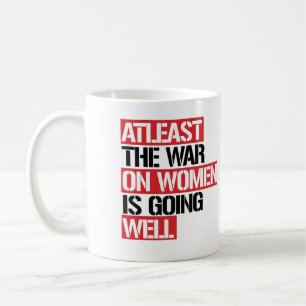 Wenigstens läuft der Krieg gegen die Frauen gut Kaffeetasse