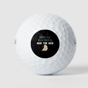 Wenn alle anderen den Hund umarmen Golfball
