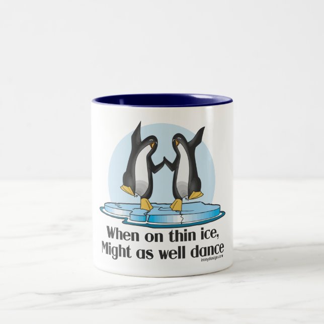 Wenn auf dünne Eis-Pinguin-lustigem Entwurf Zweifarbige Tasse (Mittel)