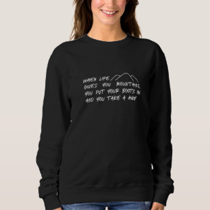 Wenn das Leben dir die Berge gibt, verwirft du dir Sweatshirt