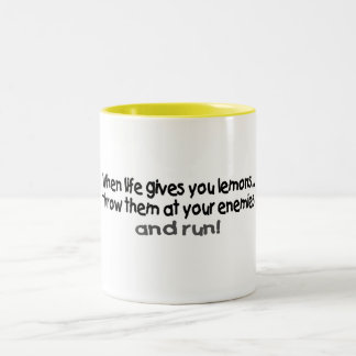 Wenn das Leben Sie gibt, werfen Zitronen sie an Zweifarbige Tasse