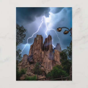 Wenn Donner Berg unter blauem Himmel trifft. Postkarte