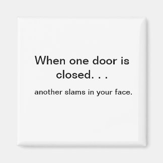 Wenn eine Tür das Magnet öffnet