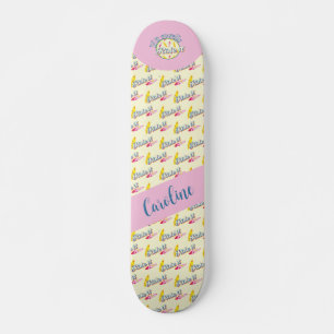 Wenn es anschwellt reiten, surfen sie mädchenhaft  skateboard