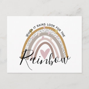 wenn es regnet, schauen Sie nach dem Regenbogen Postkarte