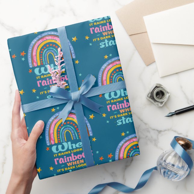Wenn es regnet, suchen Sie nach Regenbogen Geschenkpapier (Schenken)