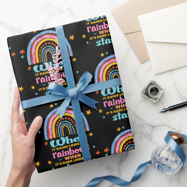 Wenn es regnet, suchen Sie nach Regenbogen Geschenkpapier (Schenken)