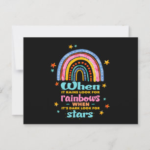 Wenn es regnet, suchen Sie nach Regenbogen Postkarte