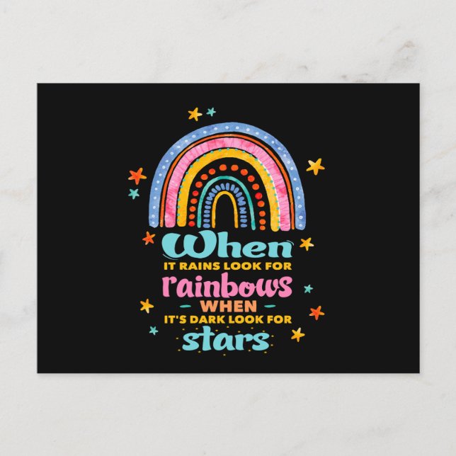 Wenn es regnet, suchen Sie nach Regenbogen Postkarte (Vorderseite)