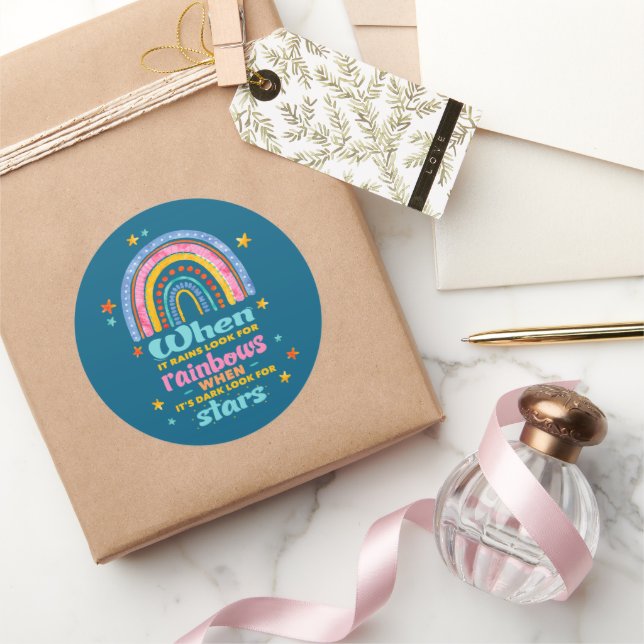 Wenn es regnet, suchen Sie nach Regenbogen Runder Aufkleber (Schenken)