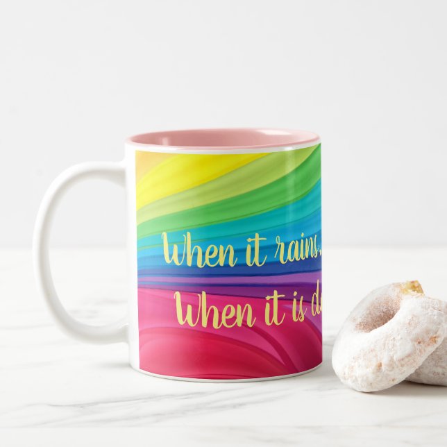 Wenn es regnet, suchen Sie nach Regenbogen und füg Zweifarbige Tasse (Mit Donut)