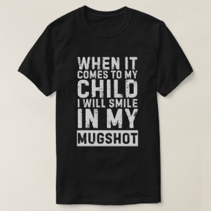 Wenn es zu meinem Kind kommt, lächle ich in meinem T-Shirt