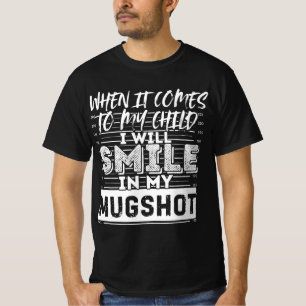 Wenn es zu meinem Kind kommt, lächle ich in meinem T-Shirt